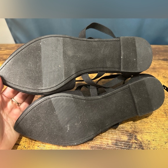 TORRID SHOES. 8.5 - Picture 5 of 6